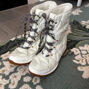 Columbia Women's white omniheat snow boots